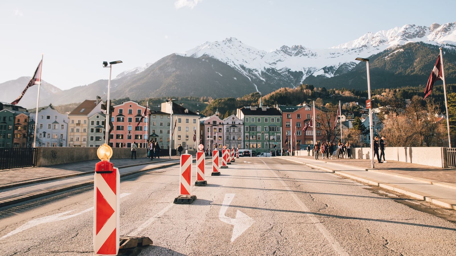 Blick auf die Maria-Theresien-Straße in Innsbruck mit den Bergen im Hintergrund.