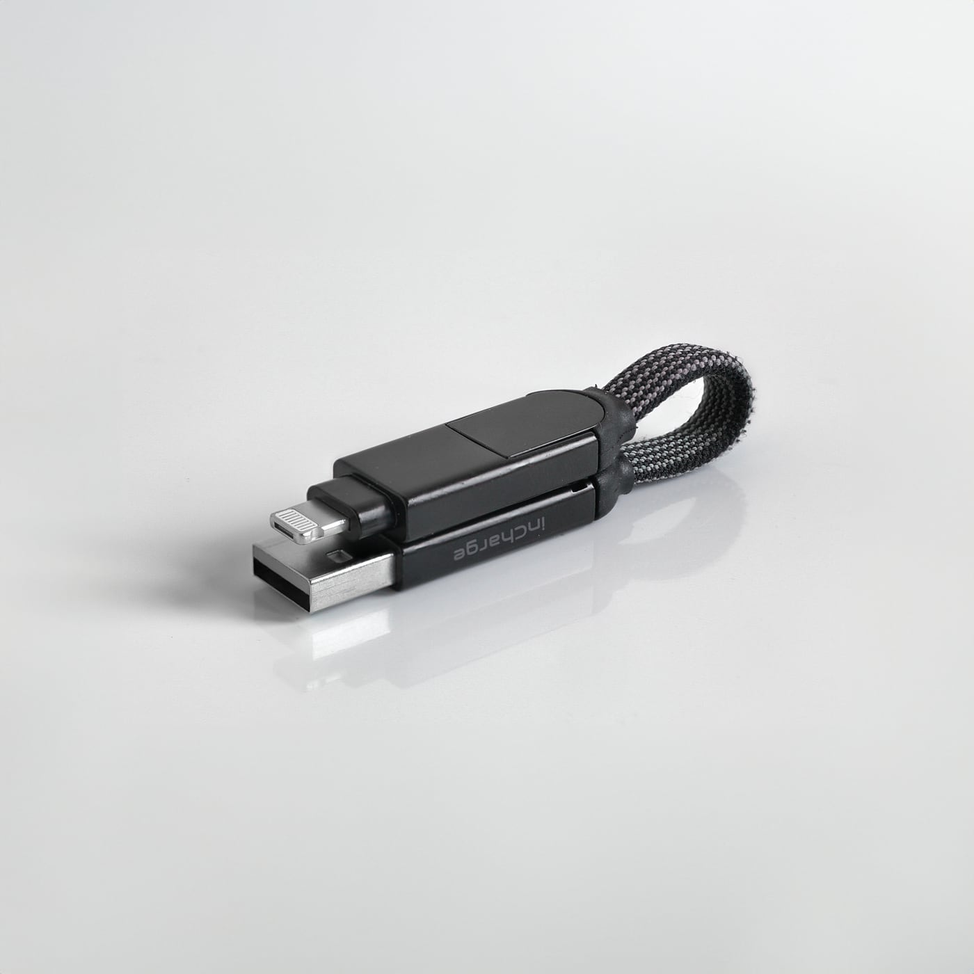 Moderne USB-Sticks und externe SSDs zur sicheren Speicherung digitaler Archive.