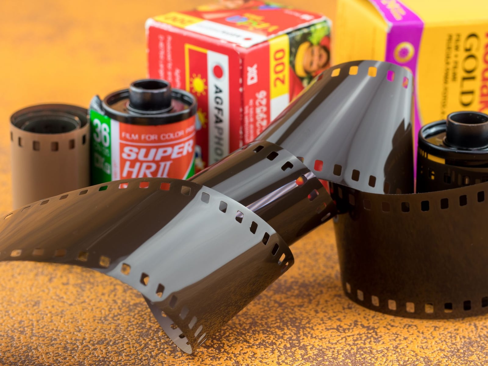 Ein professioneller Filmscanner bei der Arbeit mit einem 35mm Negativstreifen.