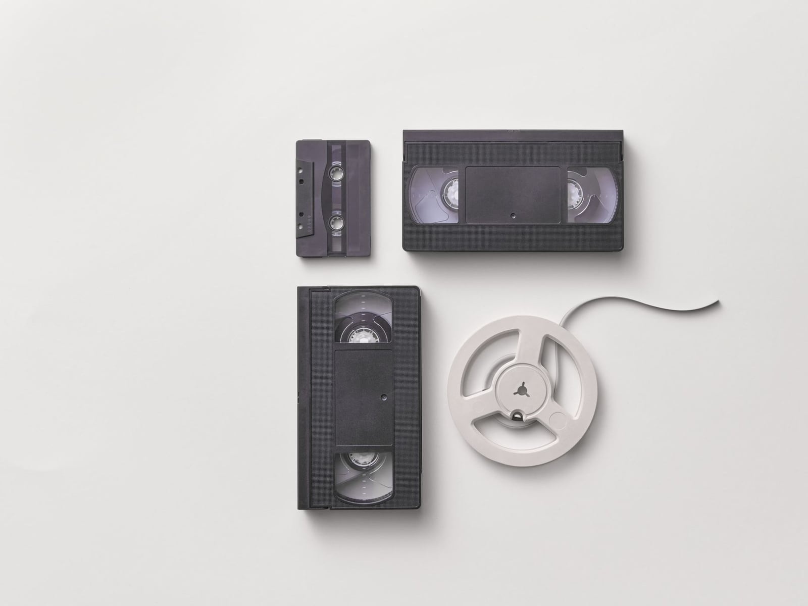 Nahaufnahme einer VHS-Kassette, die in ein professionelles Abspielgerät eingeführt wird.